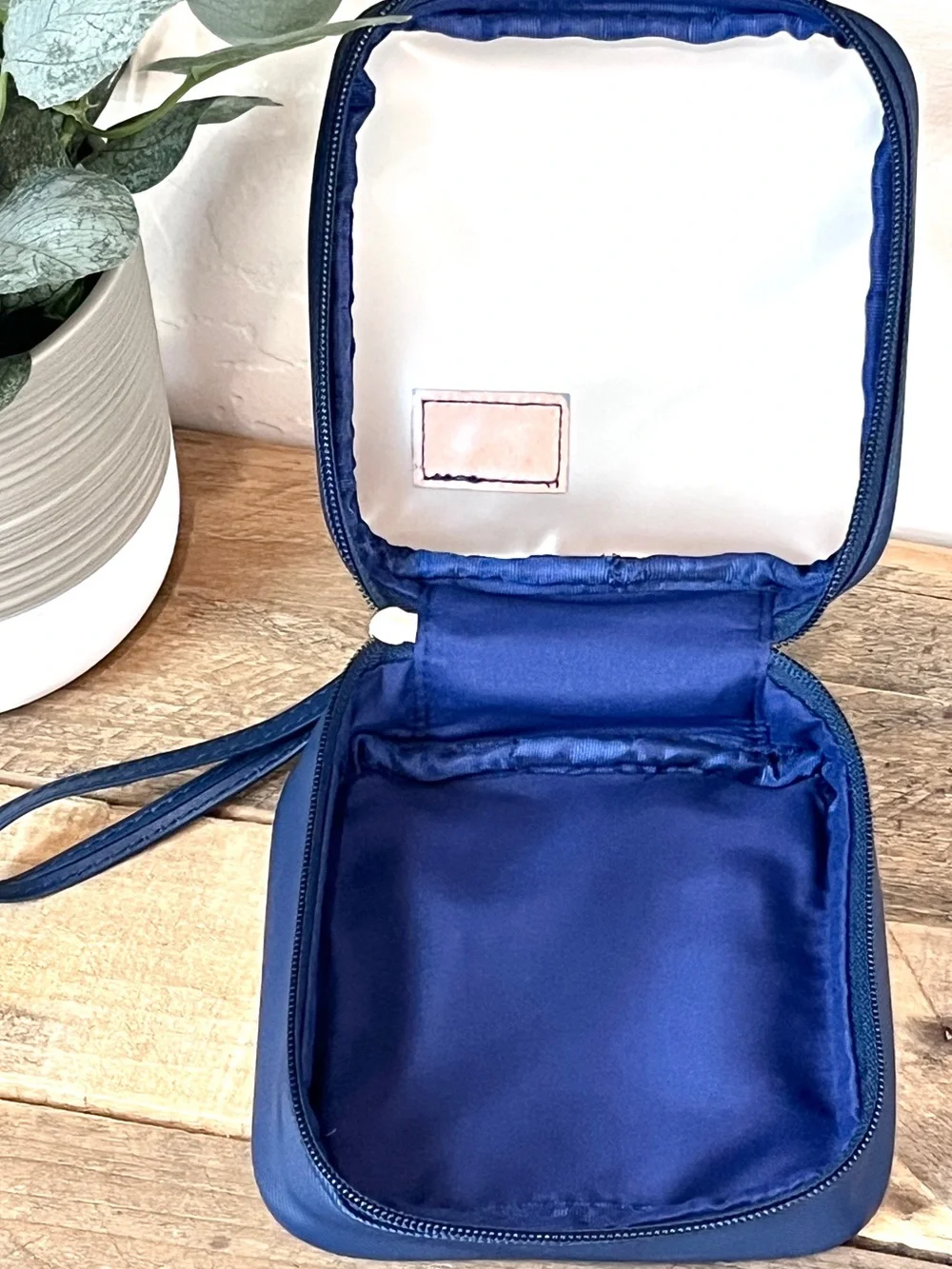 LATAM Airlines Ana Bonamico Business Class Amenity Abstract Art Travel Pouch